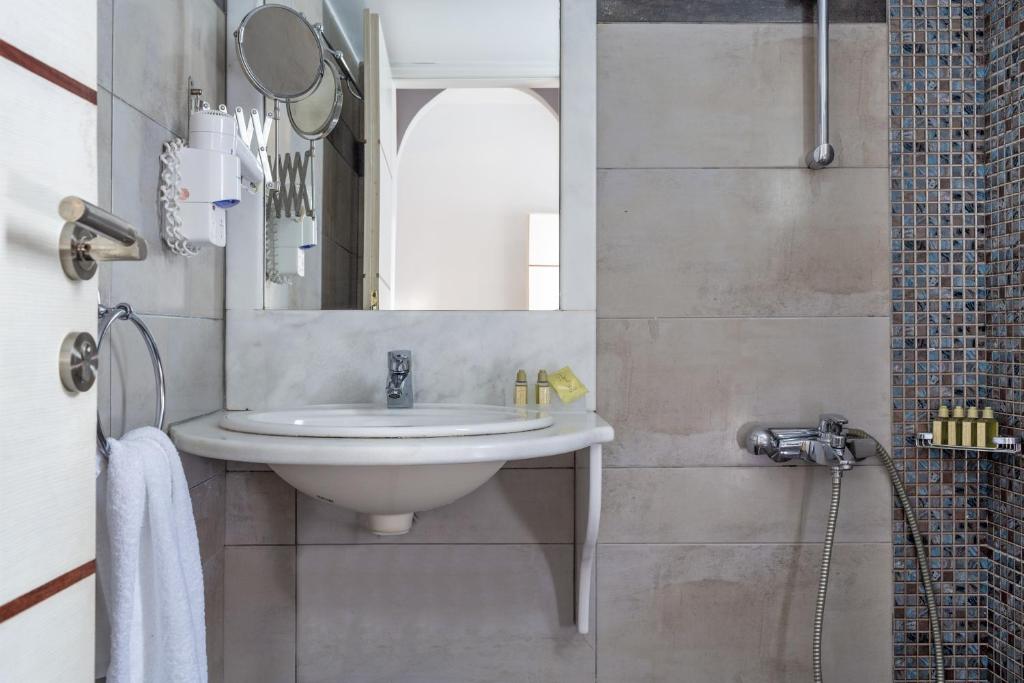 Loizos Stylish Residences - 15