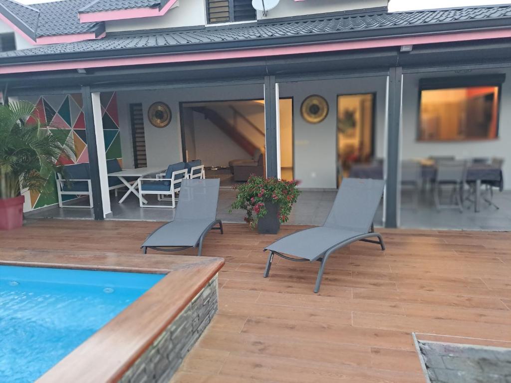 Bazén v ubytování Les cocotiers d'Aladya nebo v jeho okolí