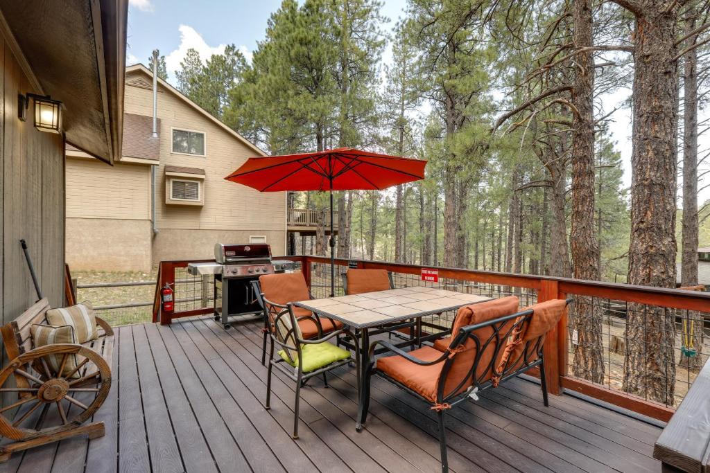 une terrasse avec une table, des chaises et un grill dans l'établissement Scenic Flagstaff Home with EV Charger, 10 Mi to Dtwn, à Flagstaff