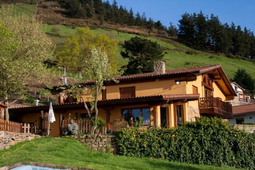 Nespecifikovaný výhled na hory nebo výhled na hory při pohledu z hotelu