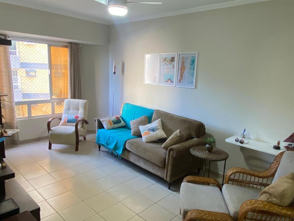 - un salon avec un canapé et deux chaises dans l'établissement Apartamento Guarujá Pitangueiras 50 metros Praia/3 Dormitórios/Vista do Mar, Sol da manhã, à Guarujá