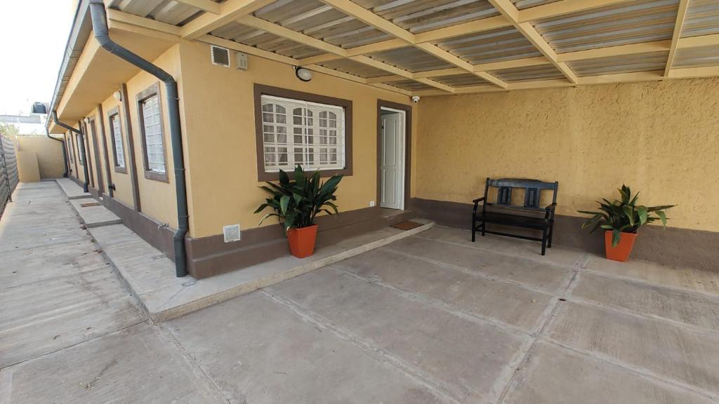 een patio van een huis met twee potplanten bij Descubre & Descansa in Tupungato