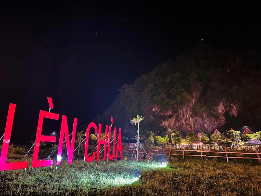 a sign that reads iceland in a field at night at Lèn Chùa Ecostay in Phong Nha