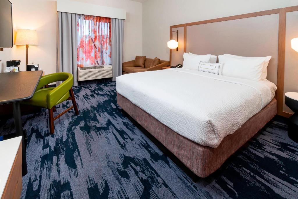 Postel nebo postele na pokoji v ubytování Fairfield Inn & Suites Bend Downtown