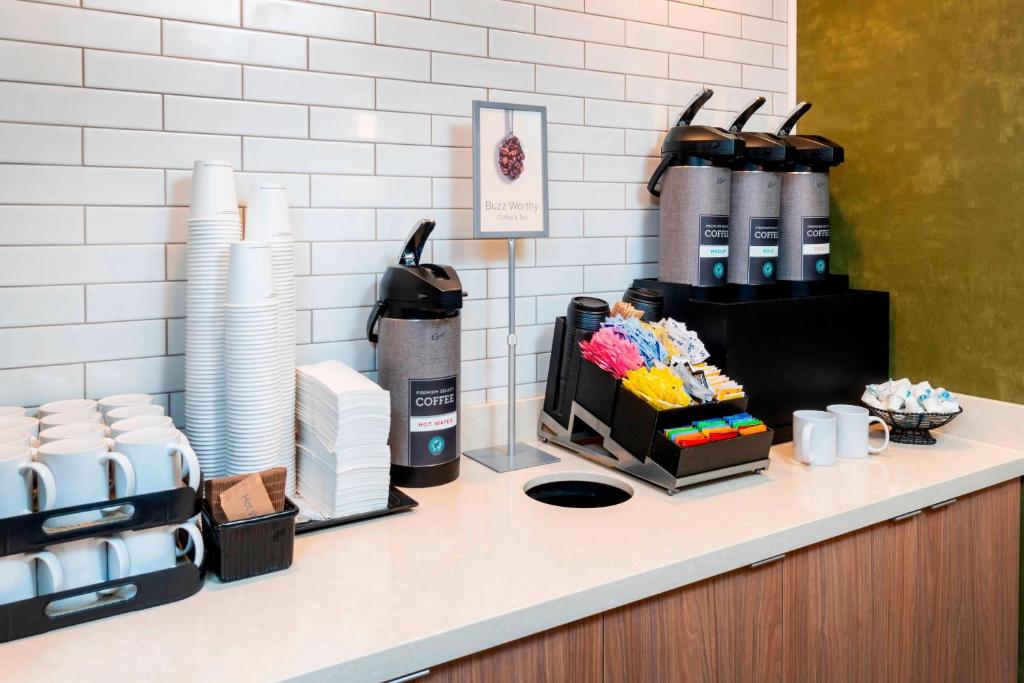 Příslušenství pro přípravu čaje a kávy v ubytování Fairfield Inn & Suites Bend Downtown