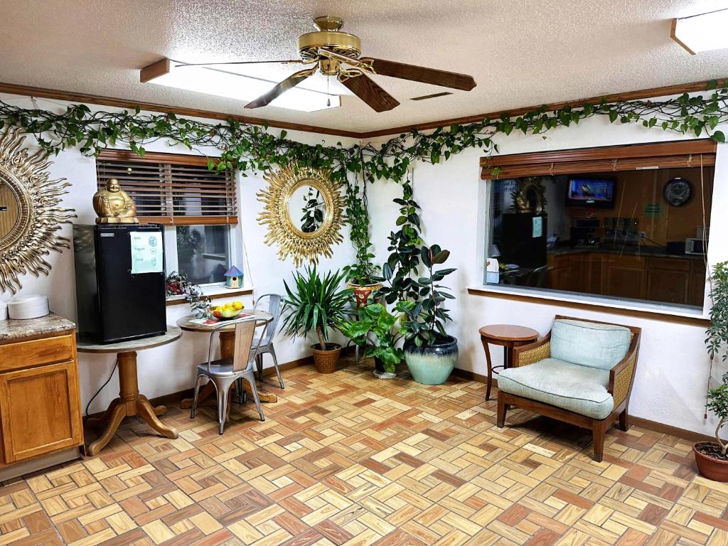 a living room with a television and a table and chairs at Night Inn in Sweet Springs