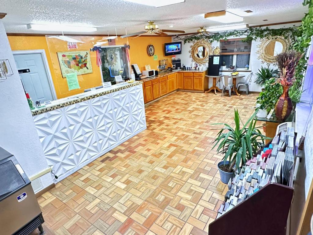 a large room with a bar and a kitchen at Night Inn in Sweet Springs