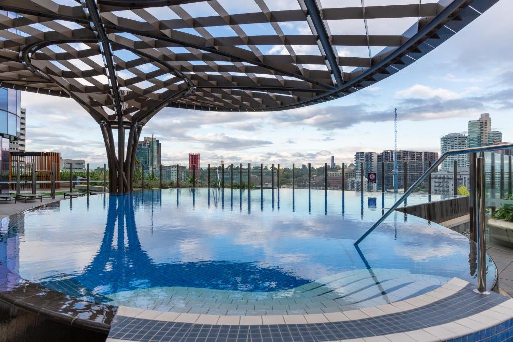 una gran piscina en la parte superior de un edificio en Mega Style Apartments Melbourne Square, en Melbourne
