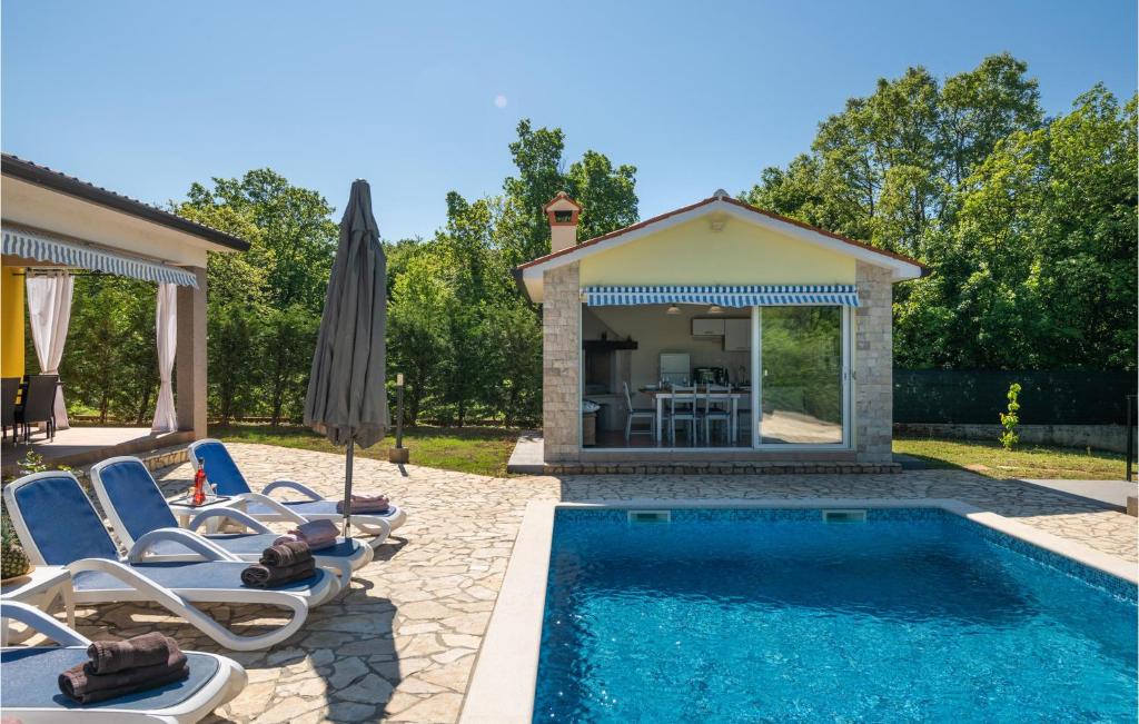 Basen w obiekcie Holiday Home Strmac 25 With Outdoor Swimmingpool lub w pobliżu