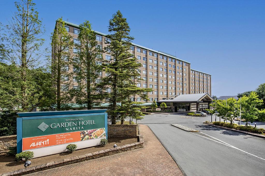 un hotel con un cartel frente a un edificio en International Garden Hotel Narita en Narita