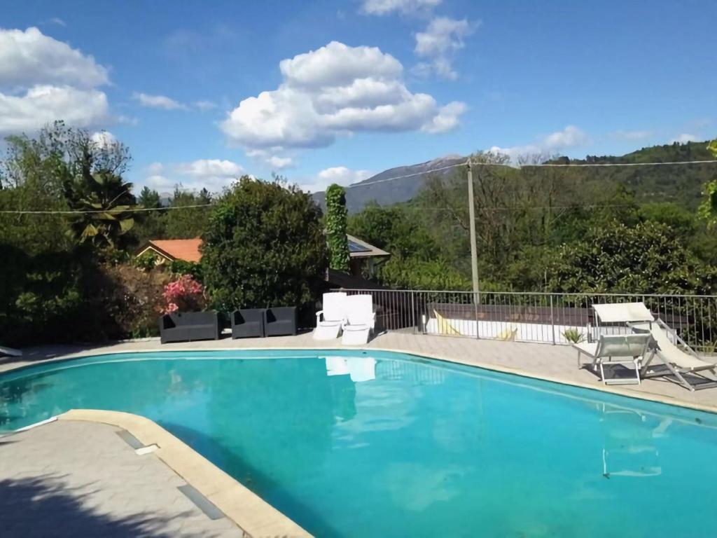 una piscina con vistas a la montaña en Welcoming holiday home in Germignaga VA with garden, en Brissago Valtravaglia