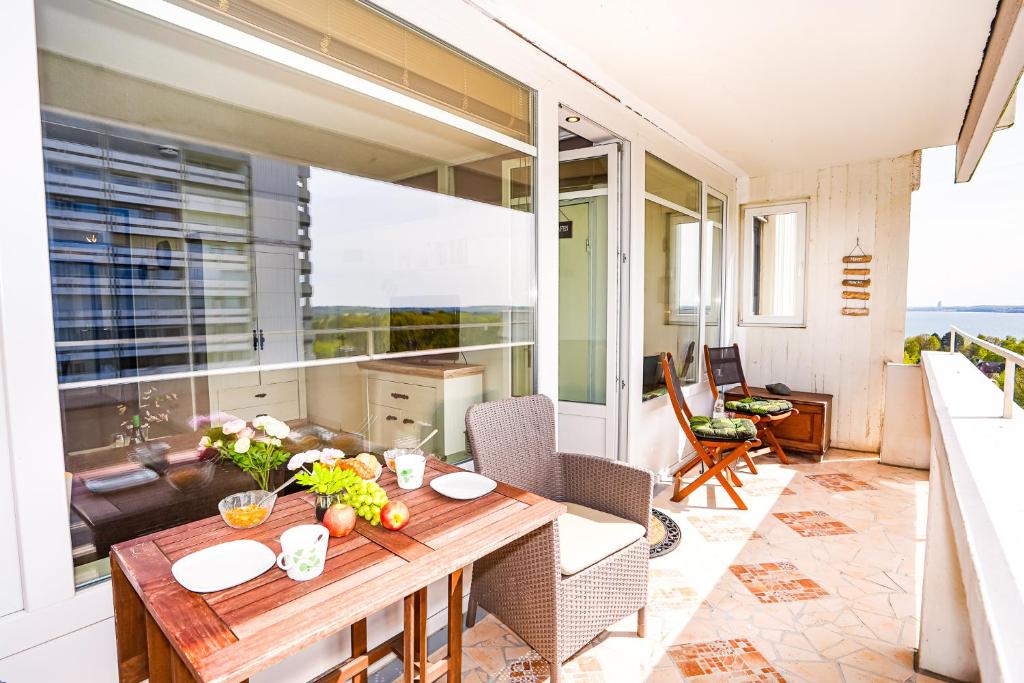 een keuken en eetkamer met een tafel en stoelen bij Fewo Poseidon, Ostsee-Familienurlaub am Hansapark mit Schwimmbad in Sierksdorf