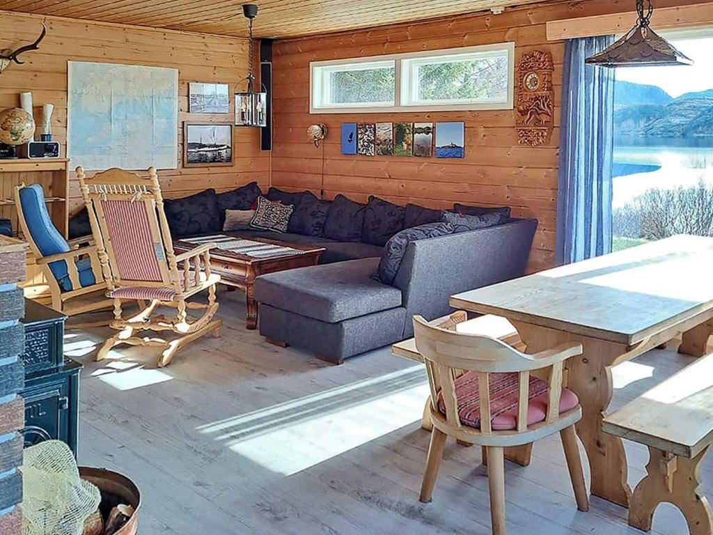 Posezení v ubytování Five-Bedroom Holiday home in Kvenvær