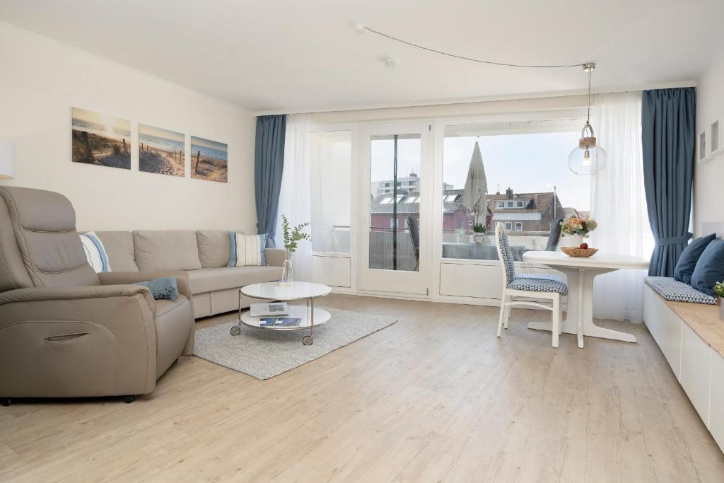 a living room with a couch and a table at Sol Mare 25 Ostseezeit in Kellenhusen