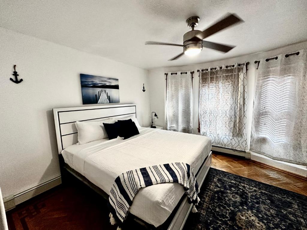a bedroom with a bed and a ceiling fan at Cozy quarters in Albany