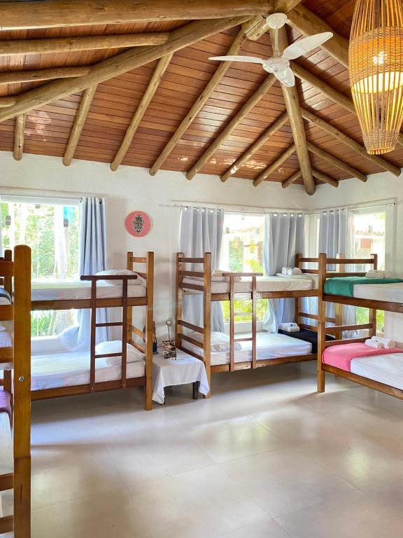 ein Zimmer mit einem Haufen Etagenbetten in der Unterkunft Hashigute Spa e Hostel in Arraial d'Ajuda
