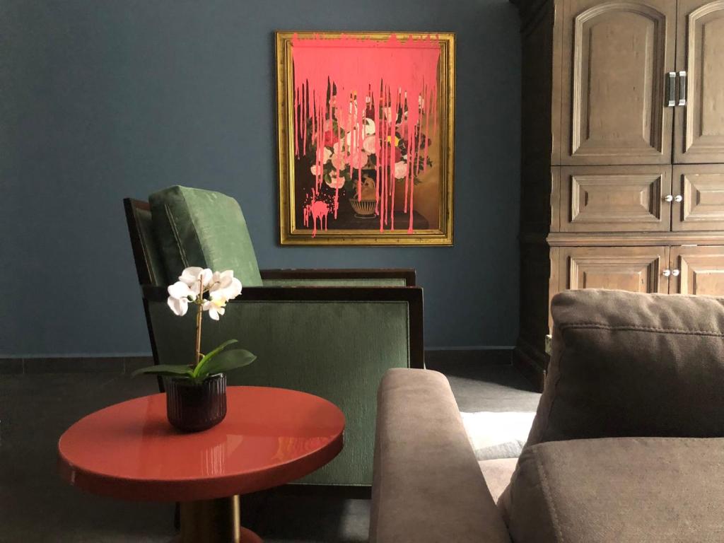 a living room with a couch and a table with a flower at Pegado a la Condesa gran ubicación King size in Mexico City