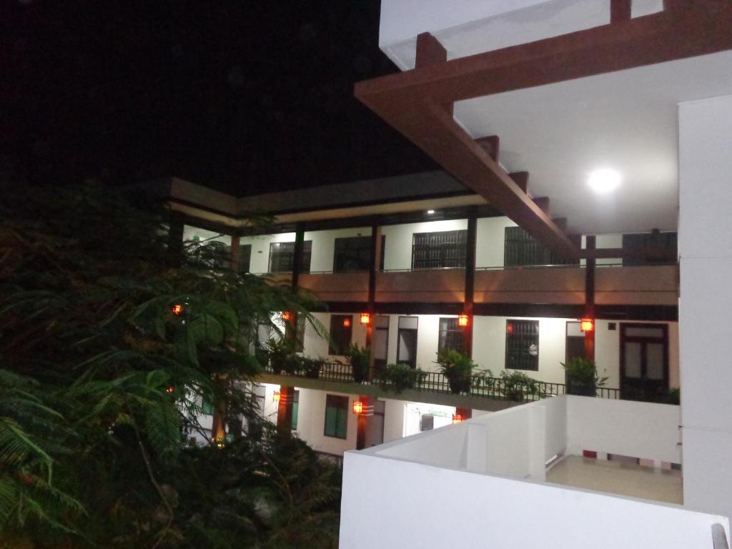 vistas a la parte delantera de un edificio por la noche en Thuy Loi Hotel, en Hoi An