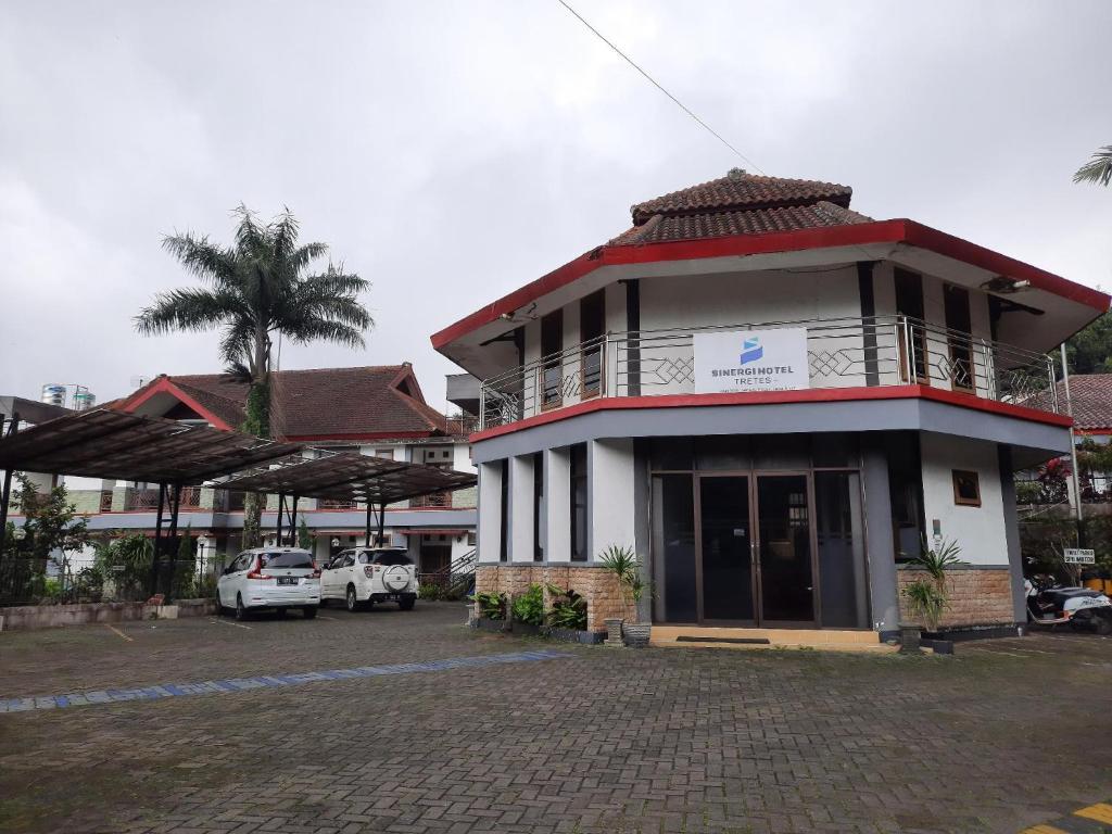 un bâtiment avec un parking en face de celui-ci dans l'établissement Sinergi Hotel Tretes, à Pasuruan