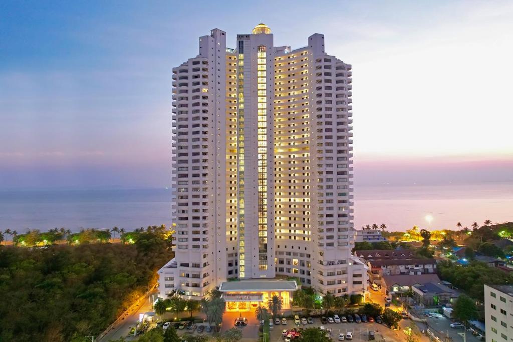 喬木提恩海灘的住宿－芭堤雅喬木提恩海灘德瓦里酒店，一座白色的大建筑,城市里灯火通明