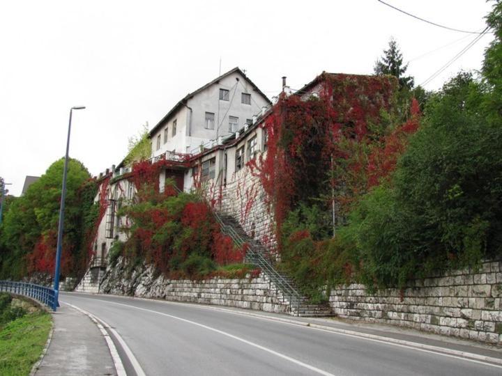Budova, v ktorej sa apartmán nachádza