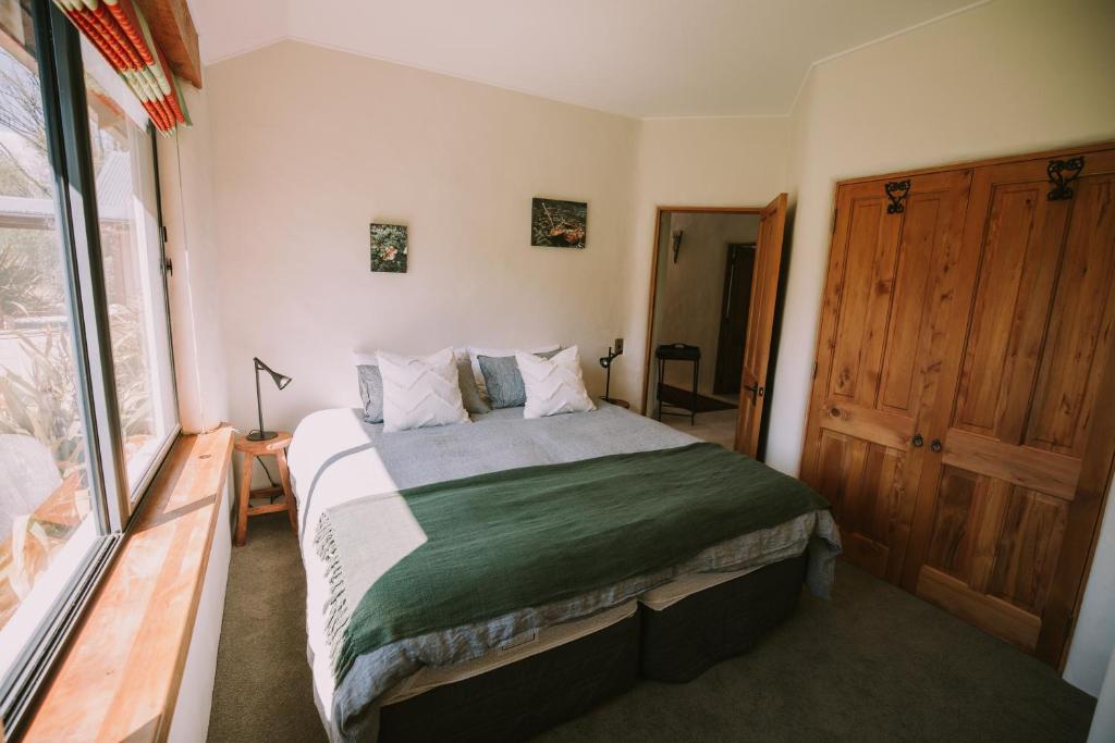 Postel nebo postele na pokoji v ubytování The River House Wanaka