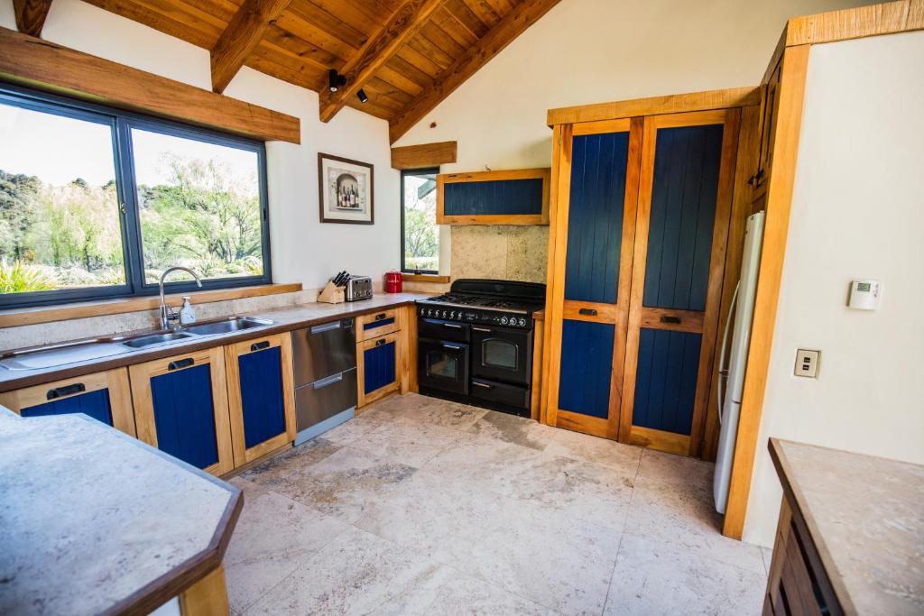 Kuchyň nebo kuchyňský kout v ubytování The River House Wanaka