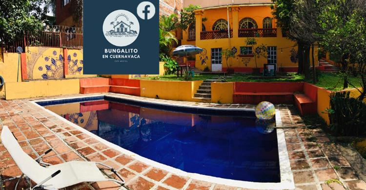 einem Pool vor einem Gebäude in der Unterkunft Bungalito en Cuernavaca in Cuernavaca