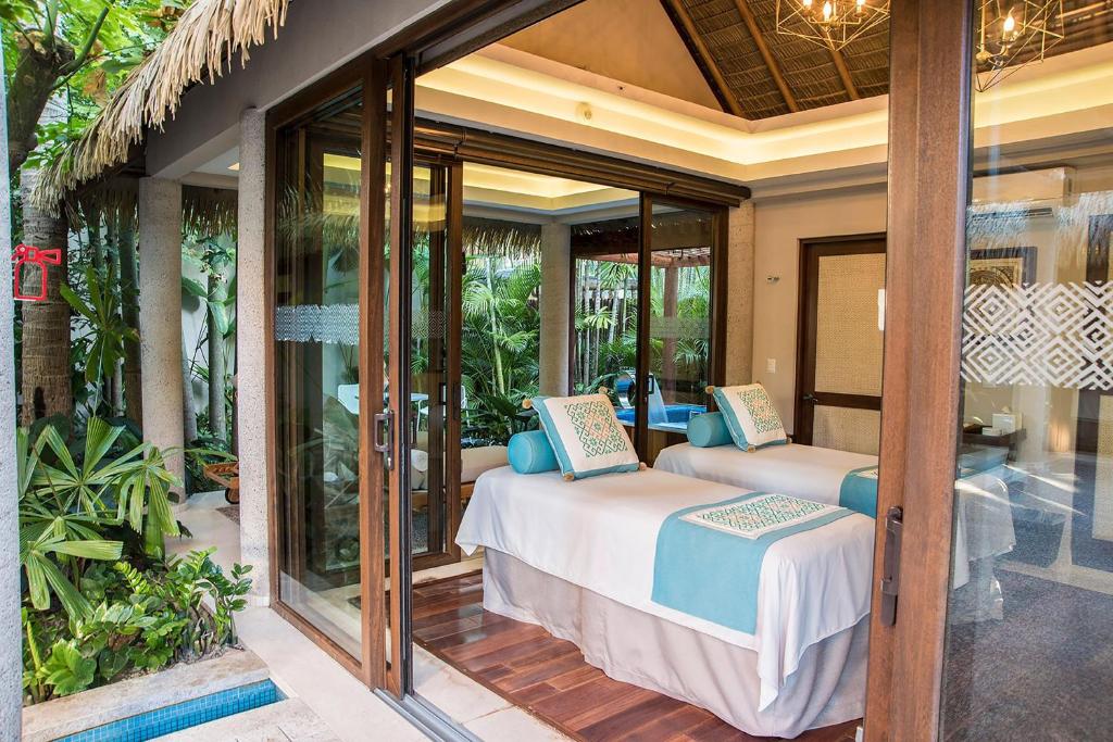 Voodi või voodid majutusasutuse Sheraton Buganvilias Resort & Convention Center toas