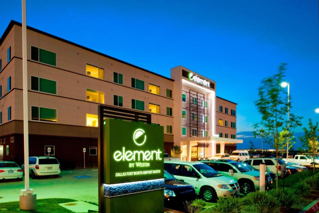 un edificio con un cartel delante de un aparcamiento en Element Dallas Fort Worth Airport North, en Irving