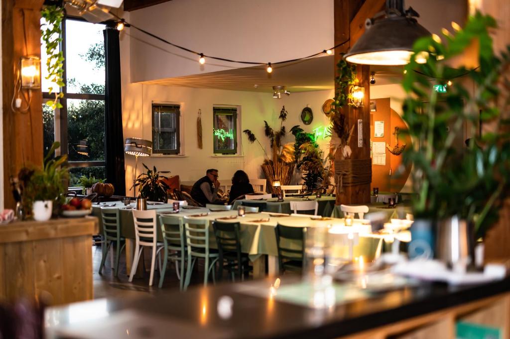 two people sitting at a table in a restaurant at TinyParks Eiland Tiengemeten in Zuid-Beijerland