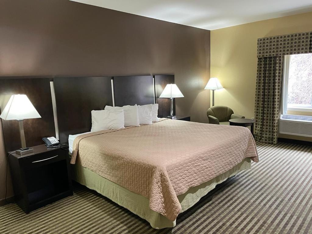 Whitney Inn & Suites photo