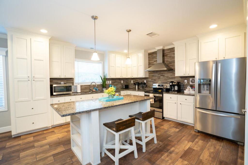 Una cocina o kitchenette en 3-night dis count Secluded Retreat HotTub FirePit