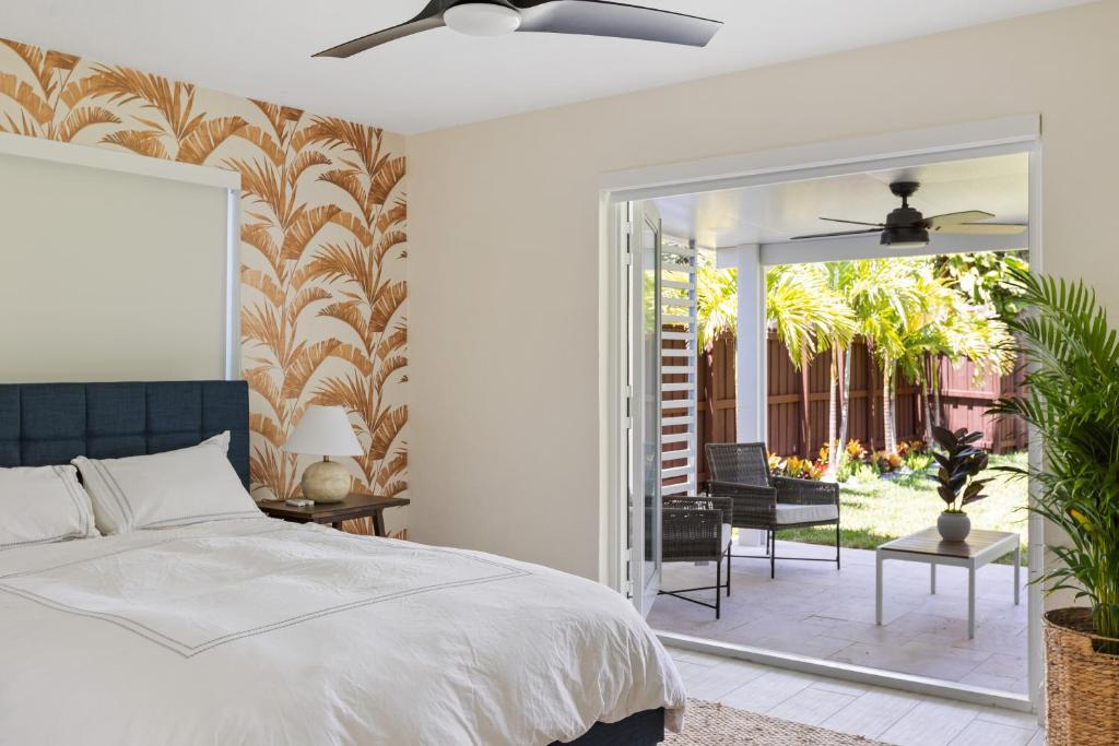 um quarto com uma cama e um pátio em Tropical Bliss: 3BR House + Private Yard in Miami em Hollywood