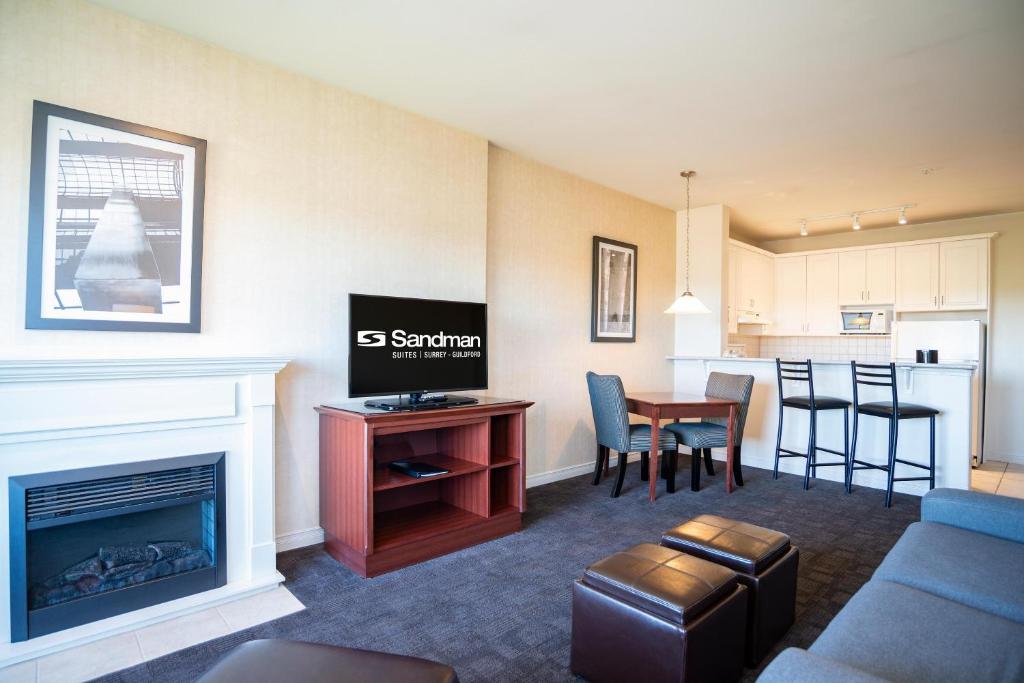 Kuchyň nebo kuchyňský kout v ubytování Sandman Suites Surrey - Guildford