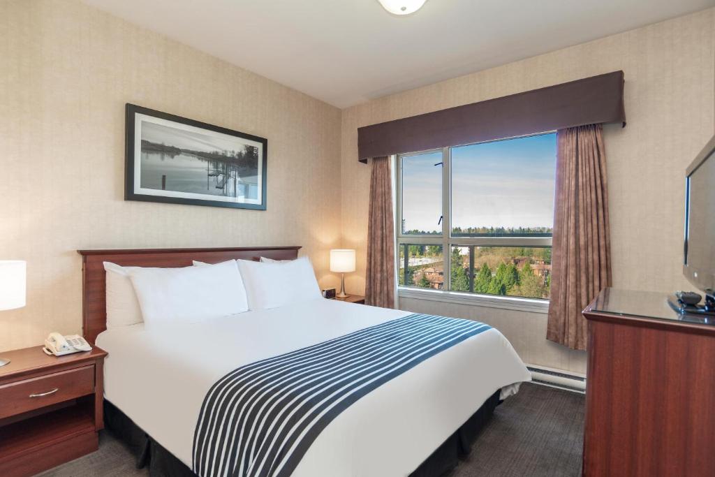 Postel nebo postele na pokoji v ubytování Sandman Suites Surrey - Guildford