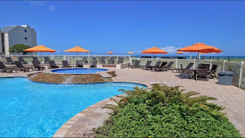 Bazén v ubytování Upscale Modern Villa Private w Terrace in Bahia Mar Beachfront Resort, Heated Pool! nebo v jeho okolí