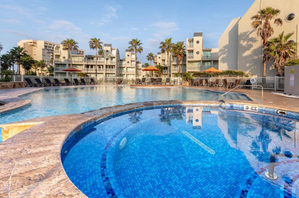 Bazén v ubytování Upscale Modern Villa Private w Terrace in Bahia Mar Beachfront Resort, Heated Pool! nebo v jeho okolí