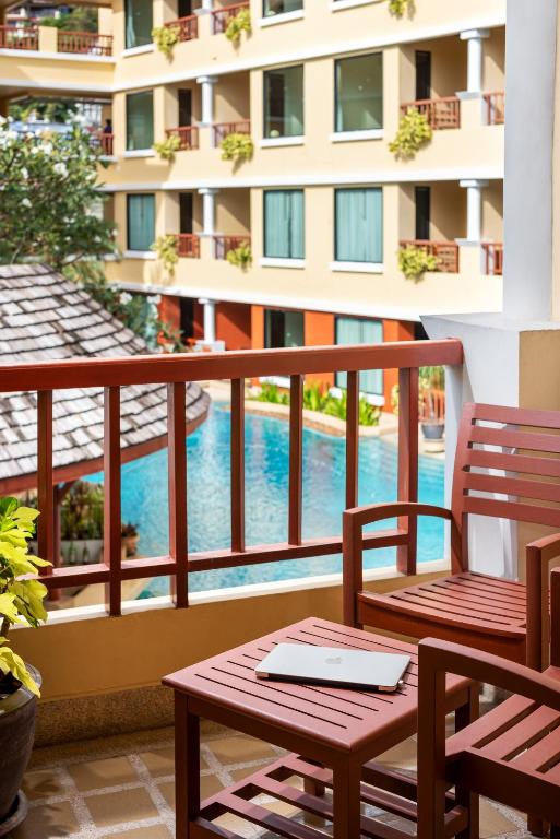 Bazén v ubytování Patong Paragon Resort & Spa SHA Extra Plus nebo v jeho okolí