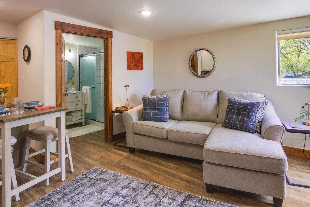 sala de estar con sofá y mesa en Southern Colorado Rental 10 Mi to Mesa Verde en Cortez