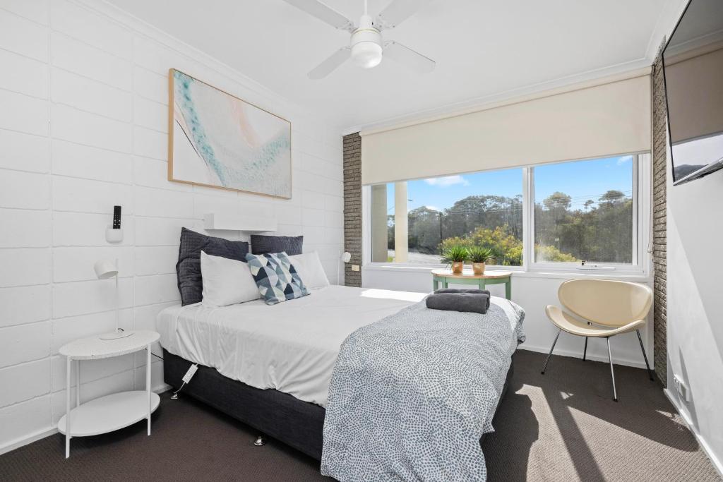a bedroom with a bed and a window at Moody's Beach Apartment in Blairgowrie