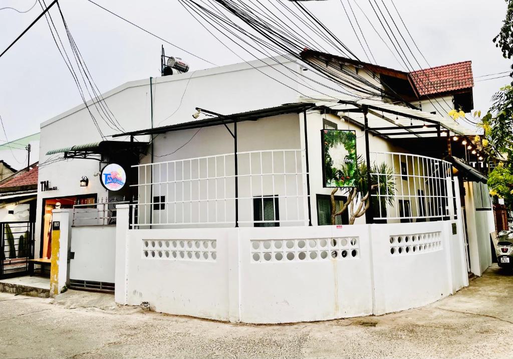 une maison blanche avec une clôture blanche devant elle dans l'établissement TM Hometay Trung Tâm Phan Thiết, à Phan Thiết