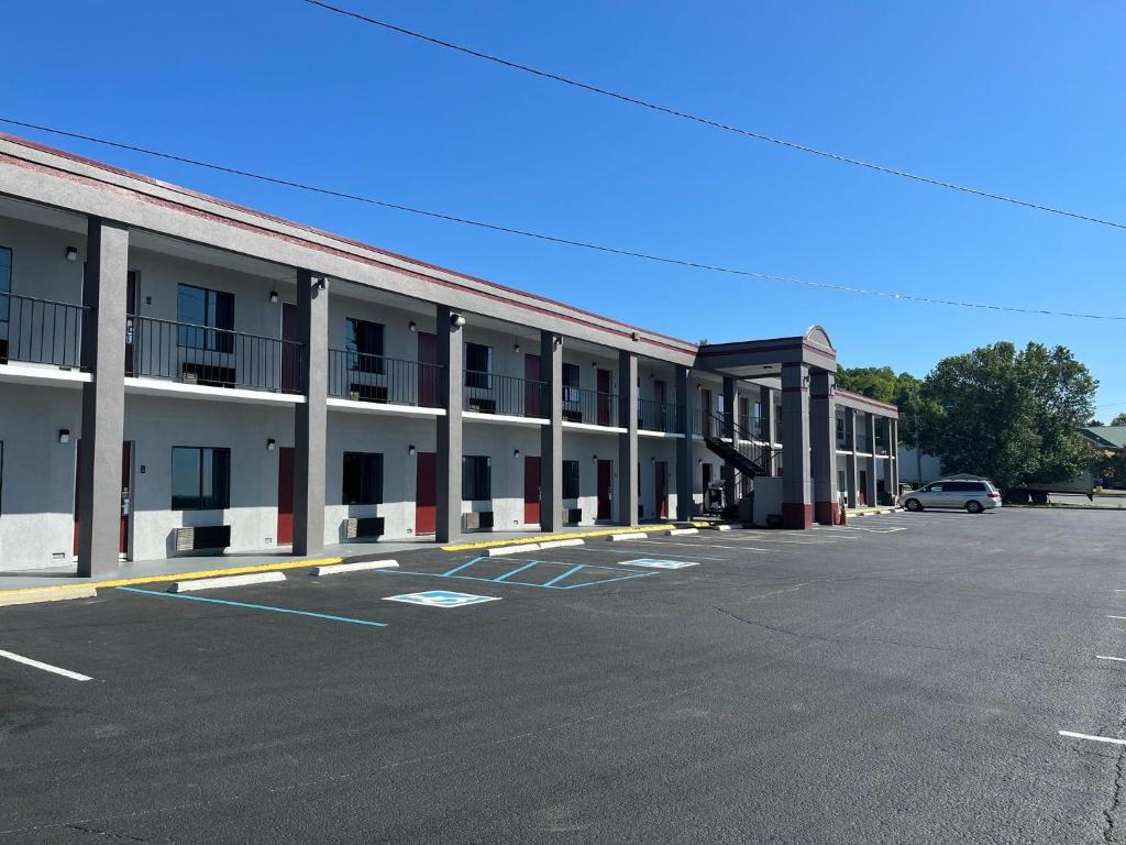 an empty parking lot in front of a building at Red Roof Inn Kimball, TN I-24 in Kimball