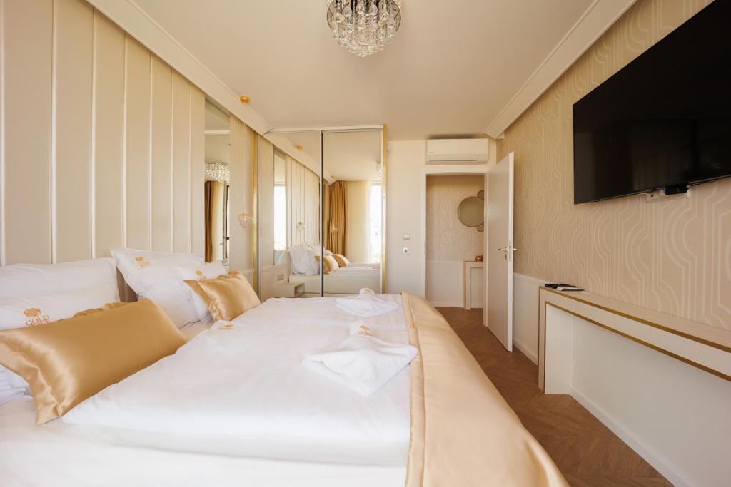 Postel nebo postele na pokoji v ubytování Gold Wave Apartments