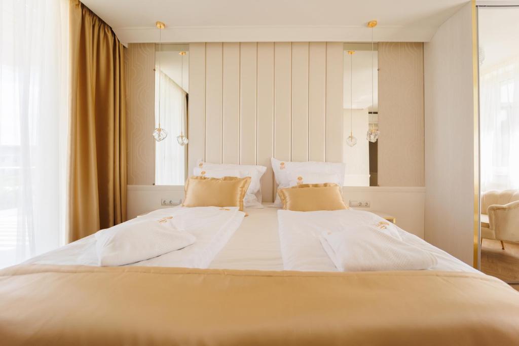 Postel nebo postele na pokoji v ubytování Gold Wave Apartments