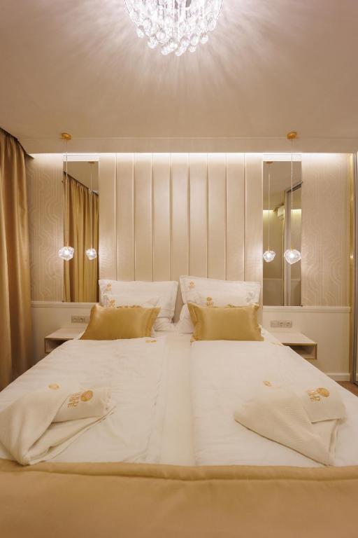 Postel nebo postele na pokoji v ubytování Gold Wave Apartments