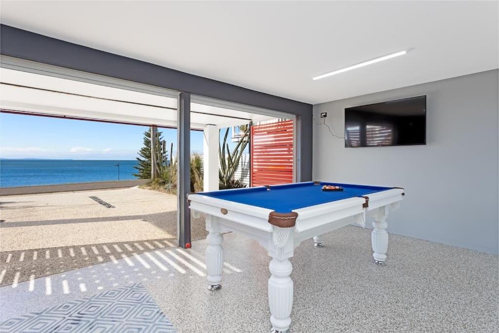 Billiards table sa Waterfront two-bedroom Getaway