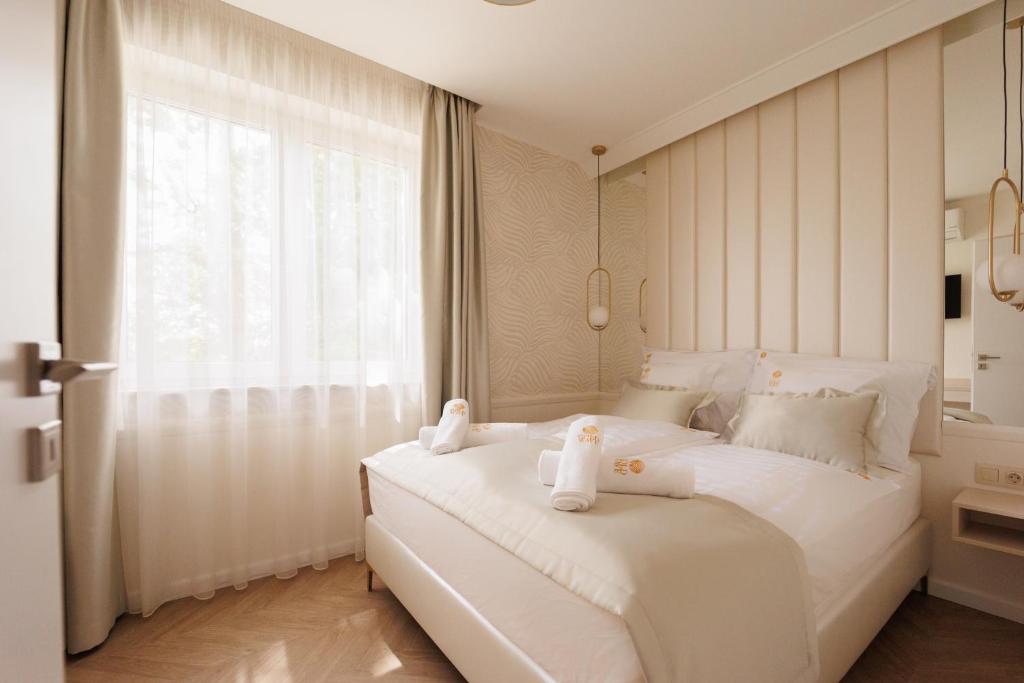 Postel nebo postele na pokoji v ubytování Gold Wave Apartments