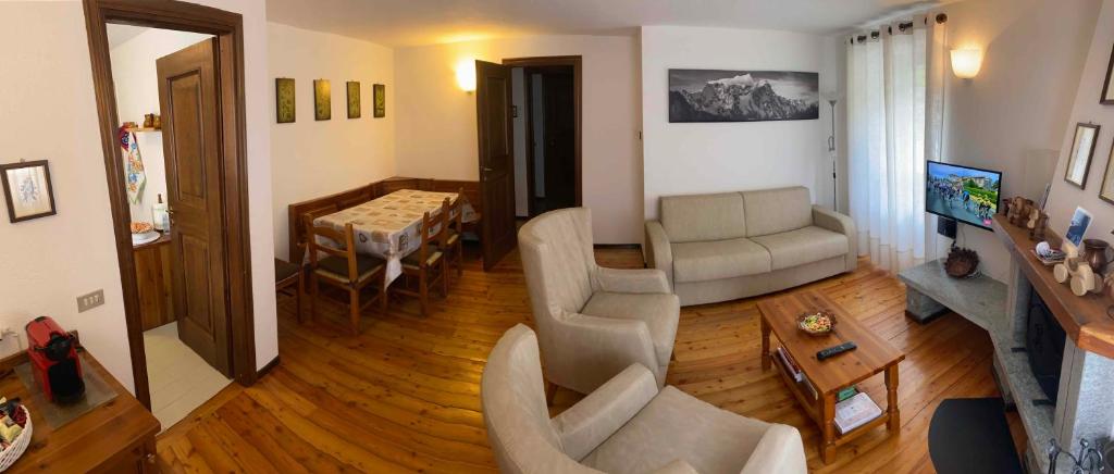 een woonkamer met een bank en een tafel bij Casa Ornella in Courmayeur