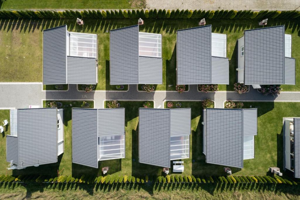 an overhead view of a row of houses at Biała Wioska 1 in Ustronie Morskie